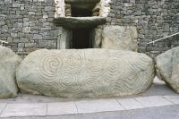 Newgrange un exponat unic de arta neolitica in Irlanda