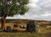 Misterioasa campie de vase megalitice din Laos