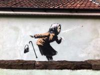 Banksy revine cu o noua lucrare pe peretele unei locuinte din Bristol