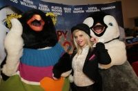 VIDEO: Sute de copii au luat cu asalt sala de cinema la avanpremiera de gala a filmului Happy Feet 2: Mumble danseaza din nou