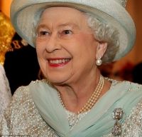 Tinuta spectaculoasa a Reginei Elisabeta a II a la Jubileul de diamant