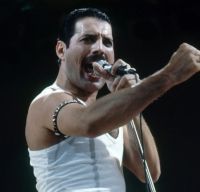 Pianul lui Freddie Mercury s a vandut cu peste 1 7 milioane de lire sterline