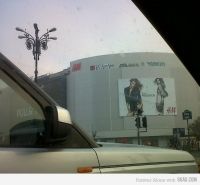 Graffiti 9GAG pe magazinul Unirea - FOTO